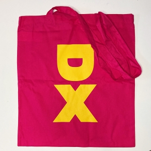 Tote bag fucsia con logotipo dorado de Disbauxa Editorial